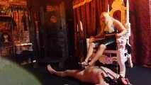 Mistress gives footjoob with her bare feet!