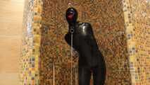 Gummipuppe unter der Dusche