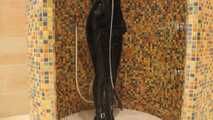 Gummipuppe unter der Dusche
