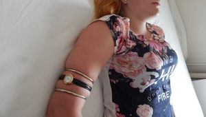 Oberarmuhr und enge Ringe für Janes weichen Oberarme