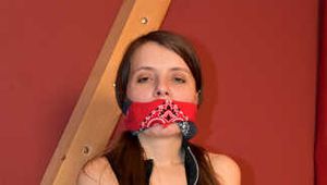 Die süße Jemma ist gefesselt und geknebelt - Teil 3