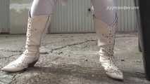 047014 Yassie Slips Up An Alley To Pee