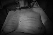 Nippel - Piercing mit Striemen vom Rohrstock