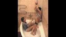 Ole Lykoile & Rozanka - Feuchter Bondage-Spaß in der Dusche (video)