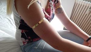 Goldener Ring schmückt Janes weiche Oberarme