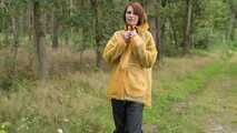 Miss Petra macht einen Spaziergang in Hunter Regenjacke und Regenhose (wiederholte Version)