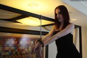 Devin: Goth Girl in schwarzen Handschellen