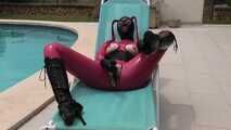 Gummiepuppes Dildospiele am Pool