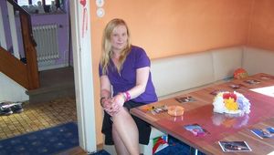 Rauchen in Handschellen und Hogcuffed auf dem Tisch