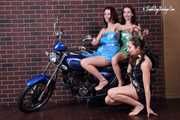 Lucky, Nelly, Xenia - Posieren mit Motorrad (BTS)