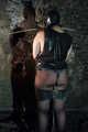 Sklavin in Latex und Ketten im Gruselturm