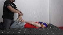 Sarah wird im hogtie gekitzelt