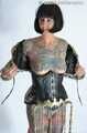 Tattoogirl Cleo in roten Stiefeln