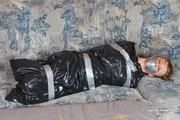 Veronika - eingefangen, hogtied und in Müllsack verpackt 02