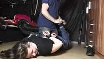 Michelle im hogtie mit tape gefesselt und gekitzelt