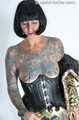 Tattoogirl Cleo in roten Stiefeln