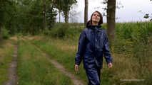 Miss Petra macht einen Spaziergang im Farmerrain Regenanzug und Gummistiefel