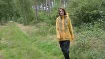 Miss Petra macht einen Spaziergang in Hunter Regenjacke und Regenhose (wiederholte Version)