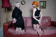 1040 Amber and Roxie in Barefoot sofa Tie