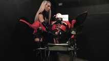 Calea Toxic - Gummipüppchen und sein Orgasmus Kampf