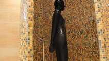 Gummipuppe unter der Dusche