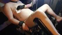 Der Sklave bekommt einen Dicken Sack mit 500ml Kochsalzlösung 4/4 