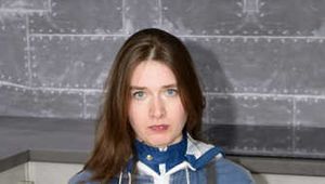 Miss J mit Kabelbindern gefesselt und streng geknebelt in 2 Regenanzügen verpackt