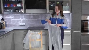 Miss J in 2 Regenanzügen verpackt (Bonus Video)