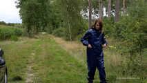 Miss Petra macht einen Spaziergang im Farmerrain Regenanzug und Gummistiefel