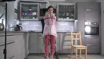 Miss Amira in transparentem Plastik Anzug und Hunter Regenjacke Part 1