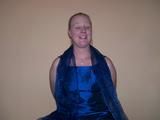 Gefesselt in einem blauen Ballkleid