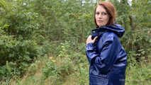 Miss Petra macht einen Spaziergang im Farmerrain Regenanzug und Gummistiefel