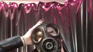 Selfitime Topedotis and  gasmask