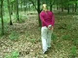 Mit Hand - und Fußschellen im Wald spazieren