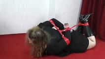 claudia im hogtie gefesselt 2/2