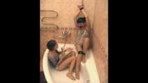 Ole Lykoile & Rozanka - Feuchter Bondage-Spaß in der Dusche (video)