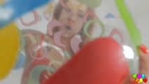 765 Foxy spielt mit ihren Nägeln