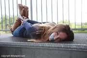 Stella im hogtie auf der Treppe BILDER