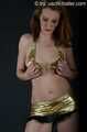 Lea Blow im goldenen Mini und BH