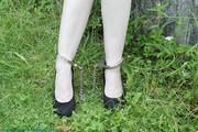 Hinged handcuffs