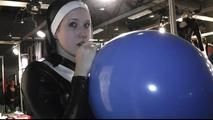 Die Nonne auf der Messe