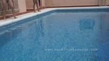 Nackte Girls spielen am Pool 1