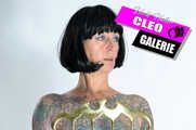 Tattoogirl Cleo in roten Stiefeln