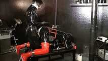 Latex Sissy wird gefickt