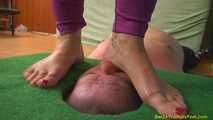 Julia-Eva' feet vs Mr facefloor