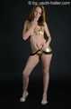 Lea Blow im goldenen Mini und BH