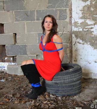 Susanne outdoor tied PICS