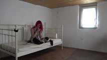 Lana in Seilen auf dem Bett 2
