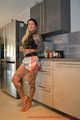 Sexy Francine in Lack Sportshorts (Sprinter) und Lacktop + Regenjacke (Exclusive Sportkleidung)