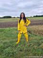 Miss Amira unterwegs im Friesennerz, gelber Regenlatzhose und Gummistiefel